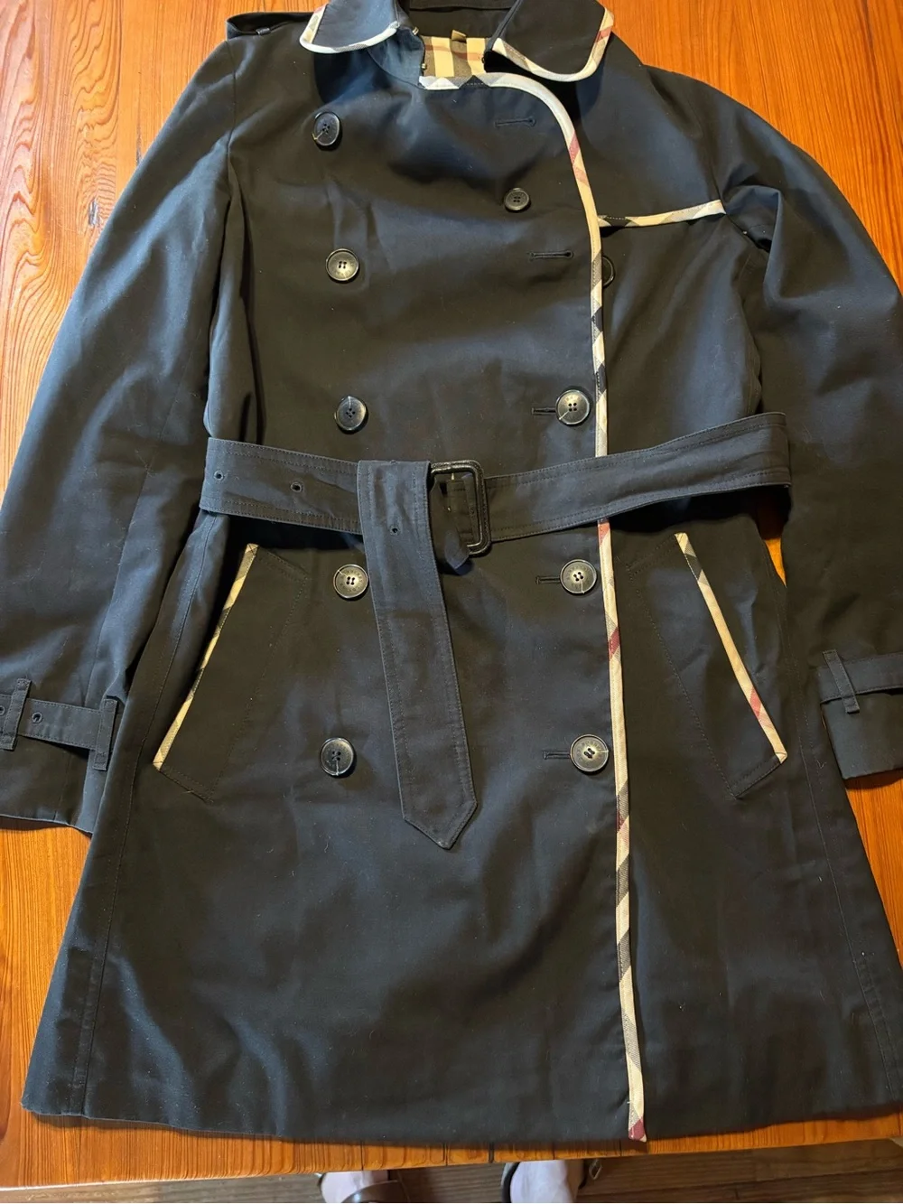 Classic Black Burberry Trench Coat with Contrast Trim - Picture 9 of 12